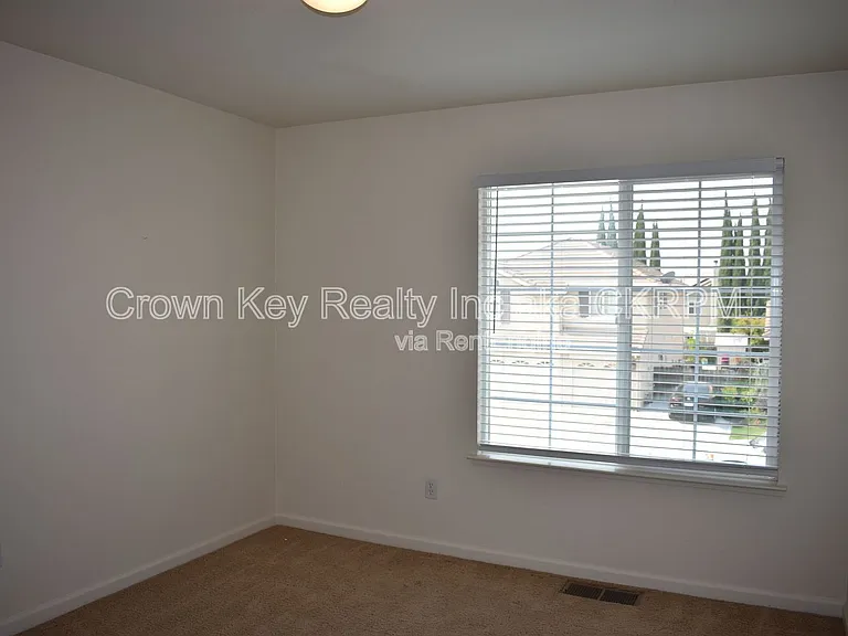 767 Bishop St — Photo 32