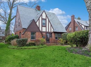 27 Delaware Ave, Freeport, NY 11520