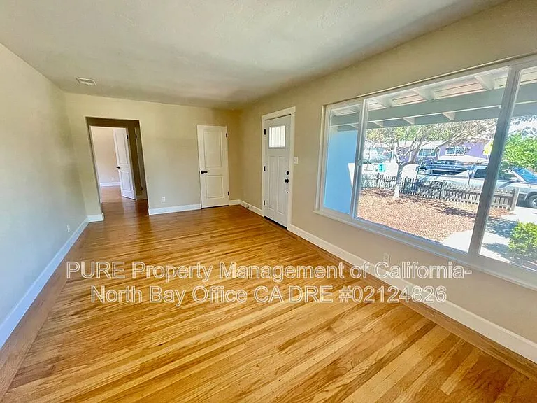 1521 E Madison St — Photo 3