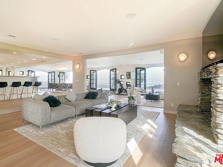 13211 Mulholland Dr — Photo 29