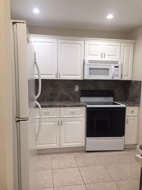 Kitchen Stove & Microwave/Rangehood