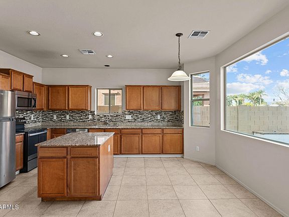 4th image of 440 W WISTERIA Place