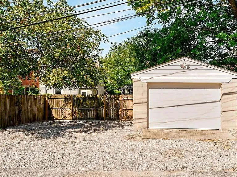 1348 Summit St — Photo 18
