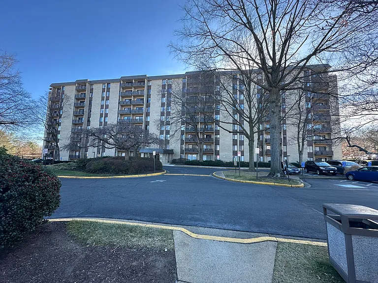 6001 Arlington Blvd #209 — Photo 17