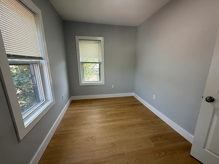 566 Shirley St #5 — Photo 9