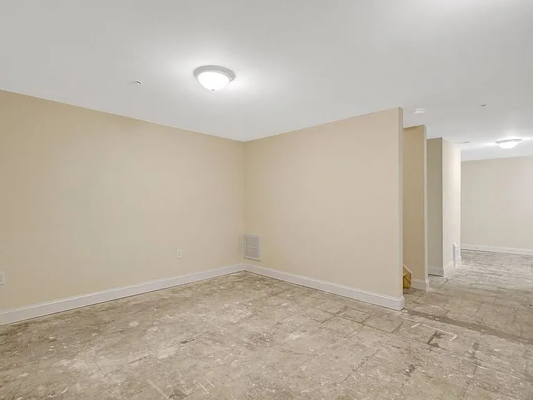 1121 Varney St SE — Photo 21