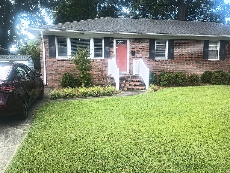 921 Hullview Ave — Photo 1