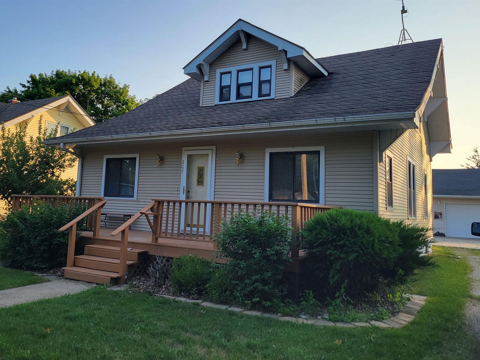 207 Oak St, Fredericksburg, IA 50630 Zillow