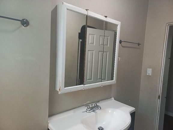 4th image of 743A Harris Ave #A