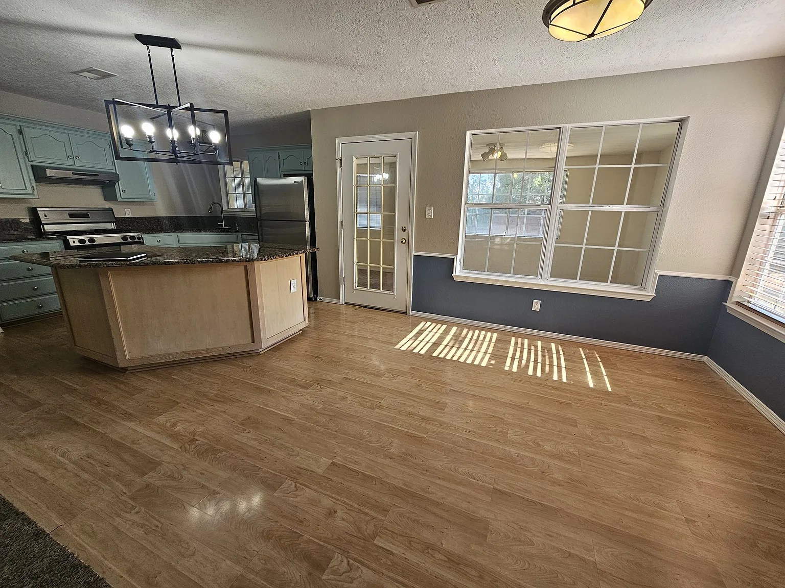 3 bed, 2.5 bath, 1871 sqft, $2,400 — Photo 4