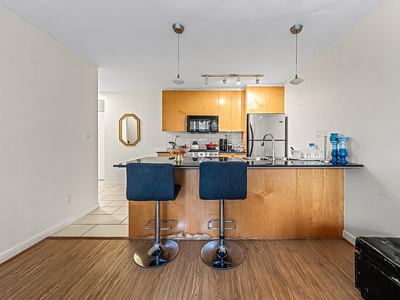 5th image of 989 Beatty St #305