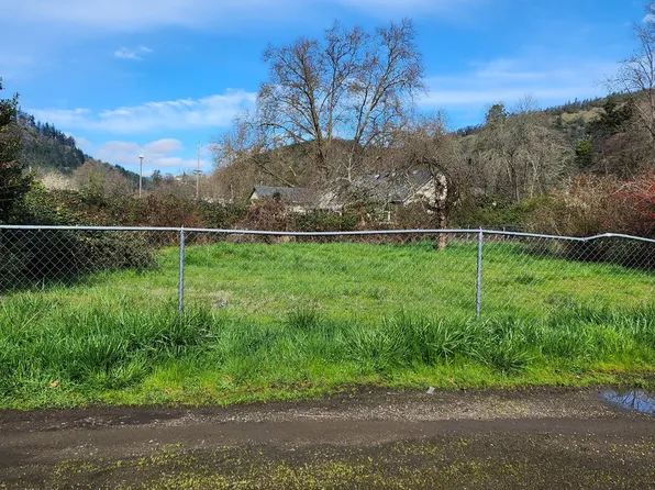 140 SE Pete's Ave #2, Myrtle Creek, OR 97457