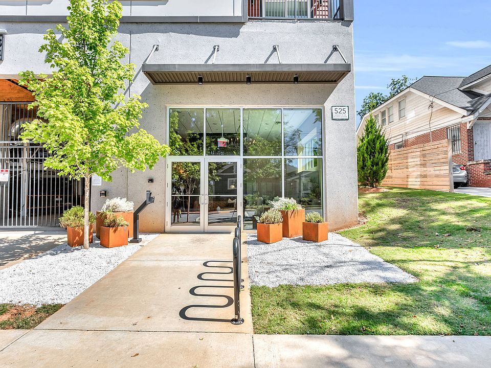 525 Park _ Old Fourth Ward
Tucked inside a quiet city park, 525 Park offers 97 boutique-style residences with sweeping skyline and park views.