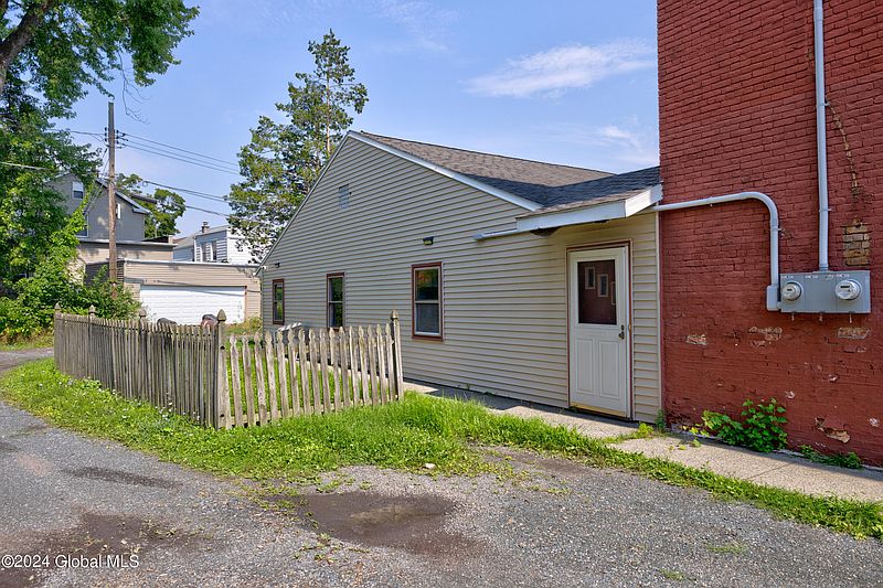 5th image of 711 3rd Avenue