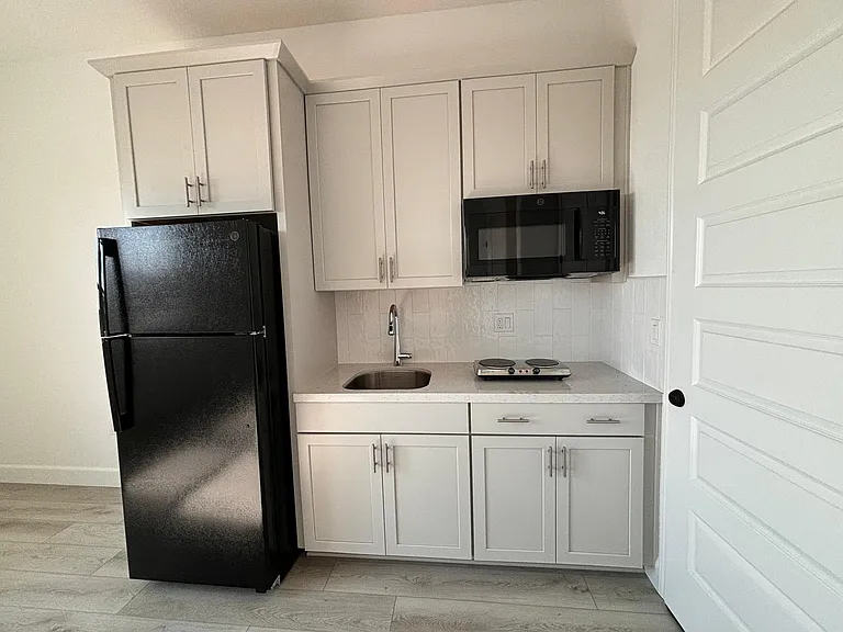 5061 Brooks Cir #B — Photo 4