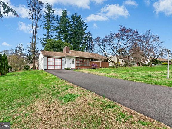 3rd image of 1317 Michael Rd