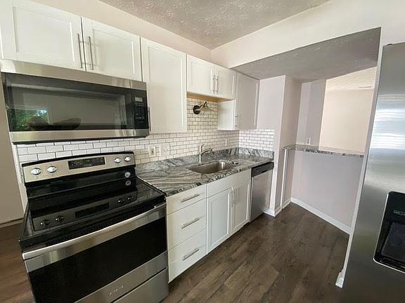 3rd image of 645 Southridge Ct