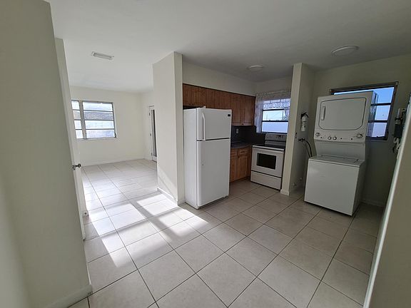 Fully equipped kitchen with washer and dryer
