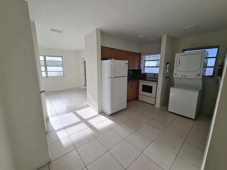 Fully equipped kitchen with washer and dryer