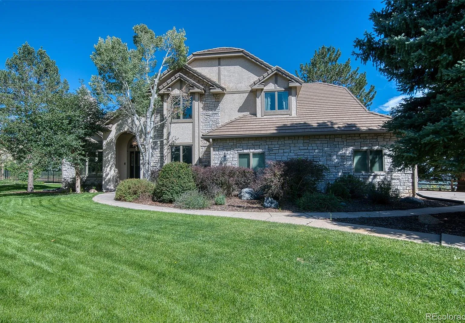 5 bed, 3.5 bath, 4823 sqft, $7,500 — Photo 1