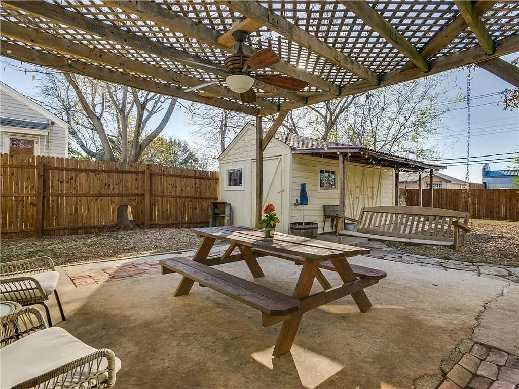 Arlington Heights home backyard