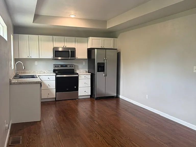 758 Parklawn Ct — Photo 3