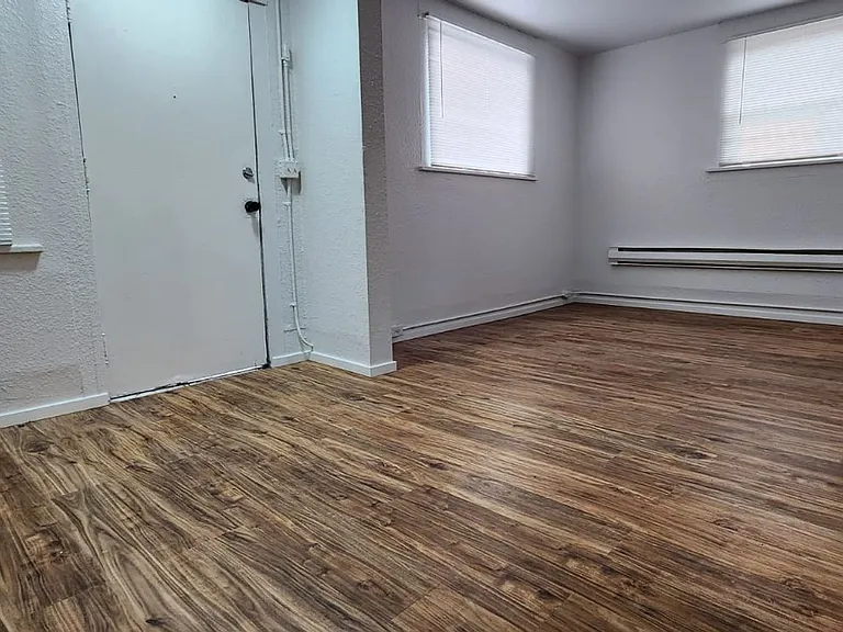 Adams Apartments — Photo 7