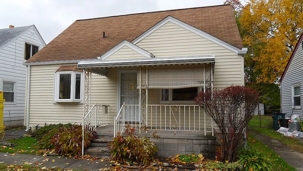 23377 Cayuga Ave photo 1