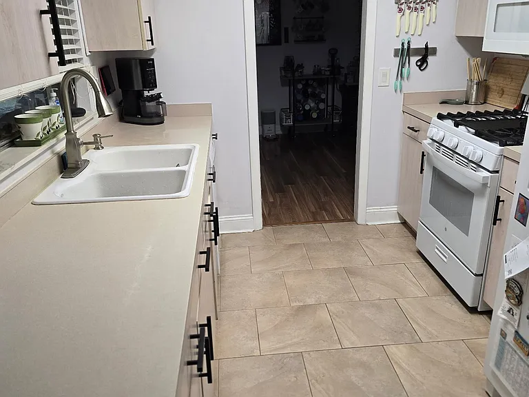 2437 Eastbrook Blvd — Photo 6
