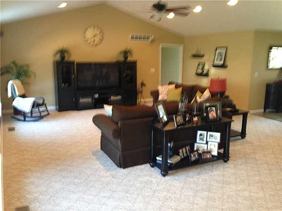 4th image of 714 E Creekside Cir