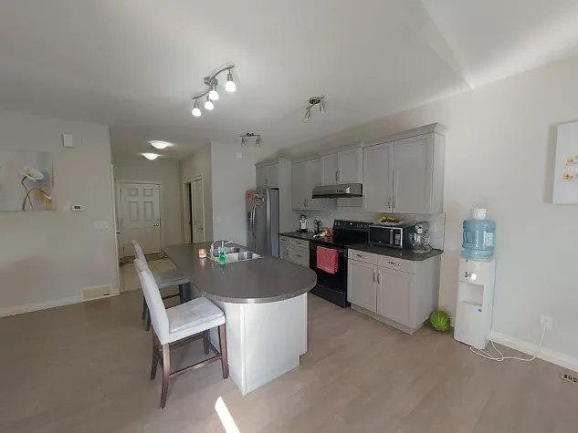 Spacious 4-Bedroom with 3.5 Bathrooms! — Photo 4