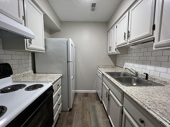 4th image of 10405 Victoria Dr #2