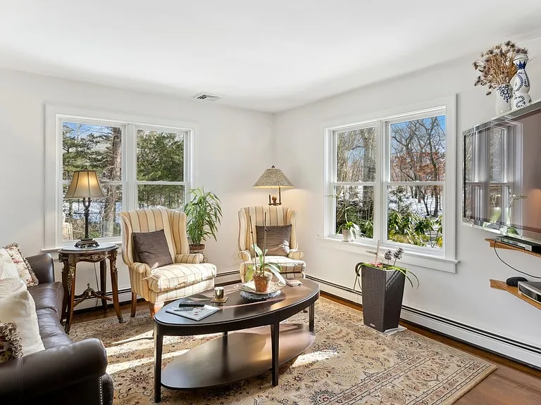 21 Harbor View Ave — Photo 3