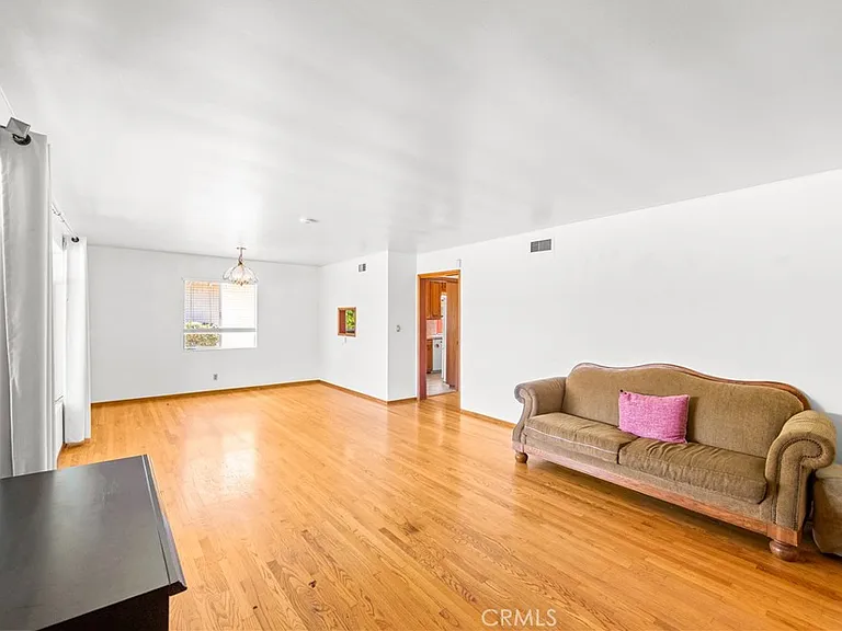 454 N Shattuck Pl — Photo 3