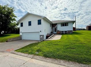 810 Houston Dr, Palmyra, MO 63461