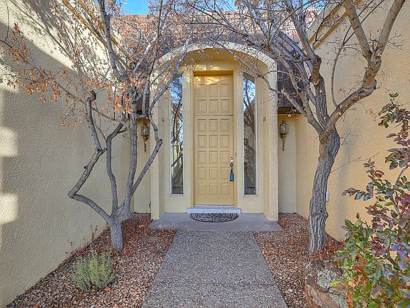 3rd image of 5704 Papaya Pl NE