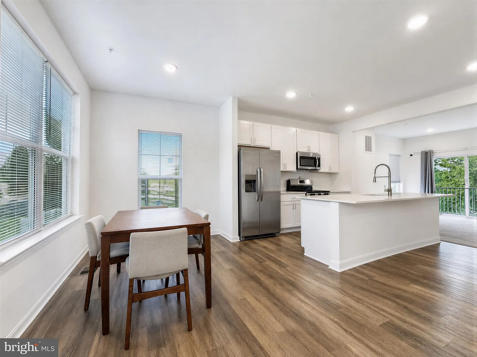 4 bed, 3.5 bath, 1880 sqft, $2,600 — Photo 2