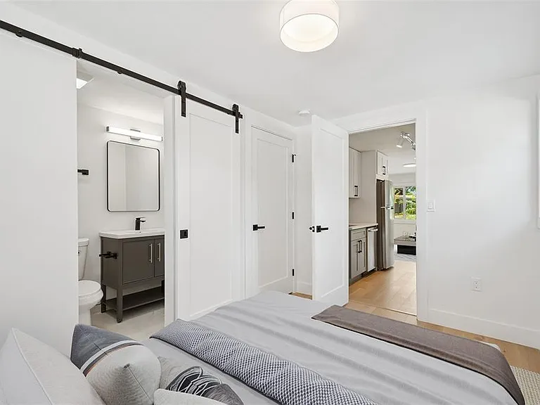 2655 Bay St #2 — Photo 5