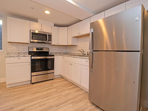 2nd image of 910 Oliver Ave N APT 1
