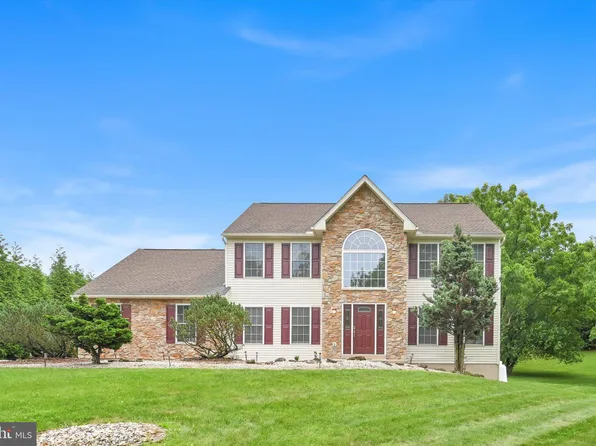 104 Indian Run Dr, Douglassville, PA 19518