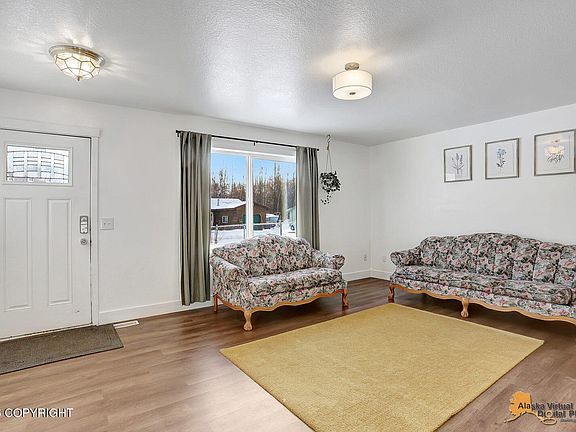 5th image of 810 W Edinborough Dr