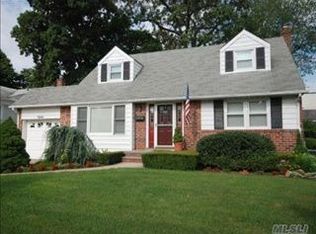 80 Willets Dr, Syosset, NY 11791