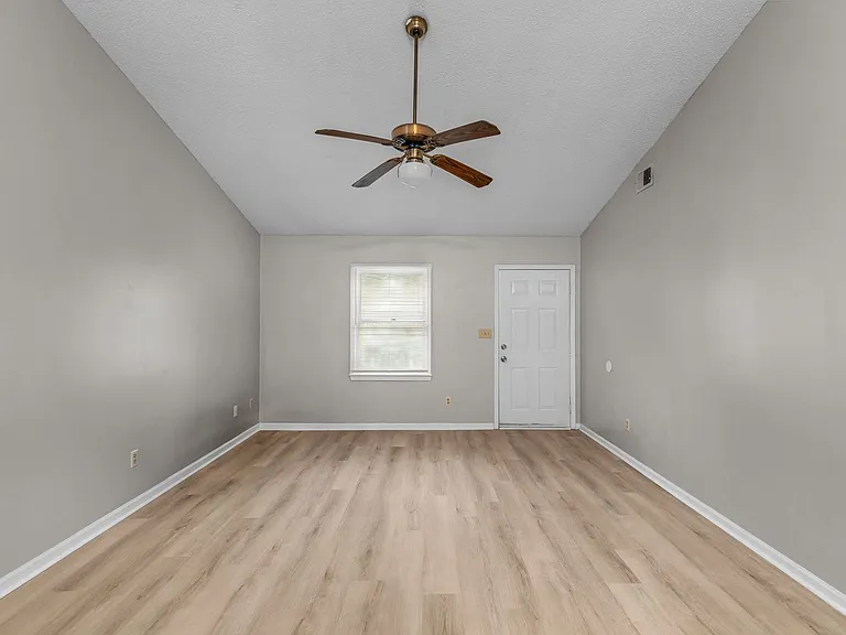 126 Windsor Ct — Photo 6