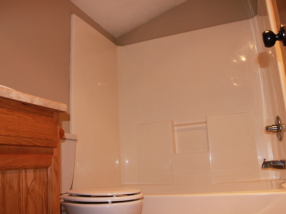 Full bath off mudroom