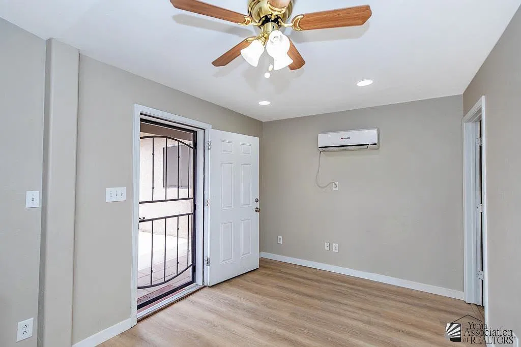 1 bed, 1.0 bath, 450 sqft, $900 — Photo 2