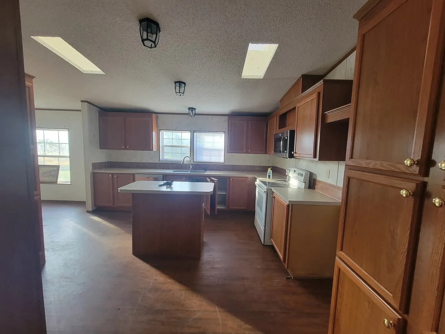 4 bed, 3.0 bath, 1780 sqft, $2,000 — Photo 2