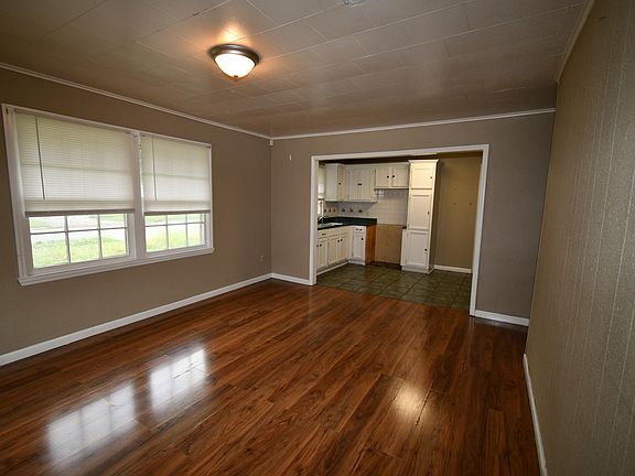 2nd image of 1801 Broadmoor Dr