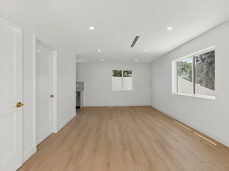 11506 Valjean Ave — Photo 3