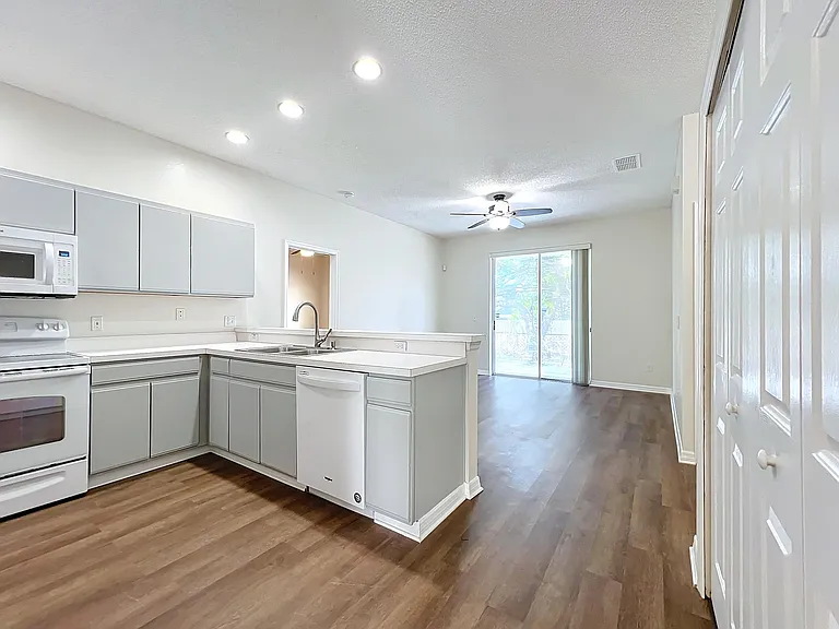 4214 Pacifica Dr — Photo 7