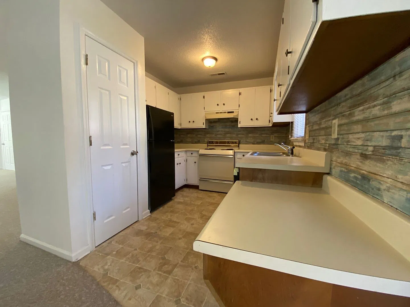 524 Boone Rd — Photo 2